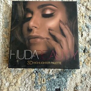 HUDA BEAUTY 3D Highlighter Palette - Rose & Champagne Sheens